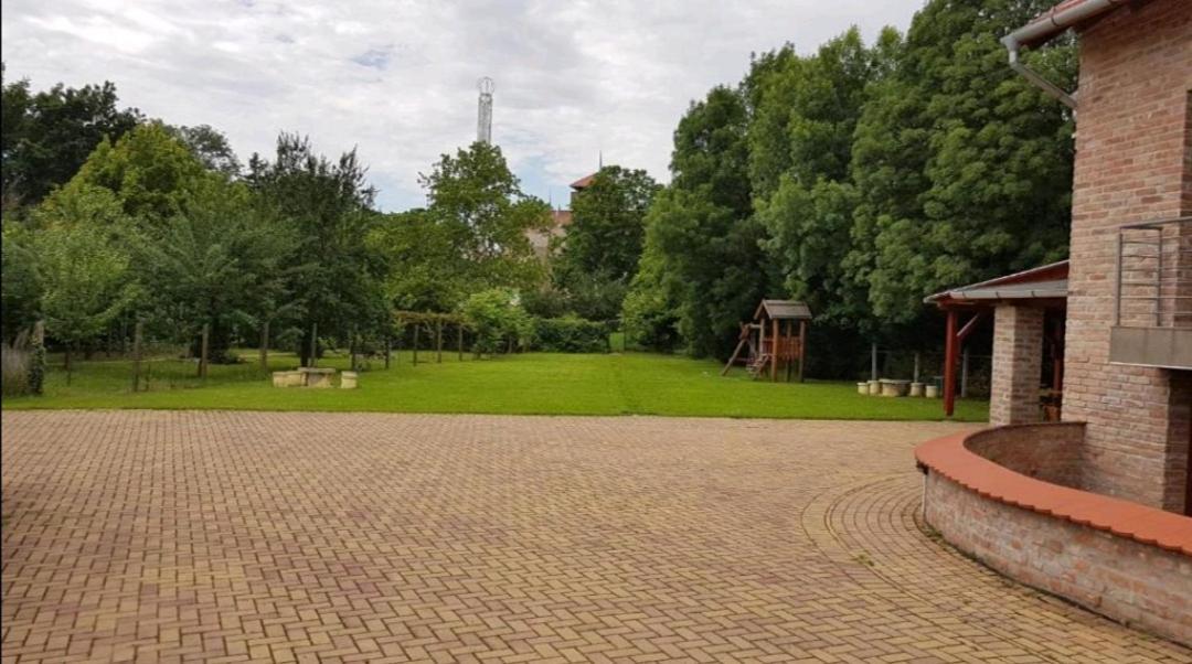 Niki Apartman Gyula Exteriör bild